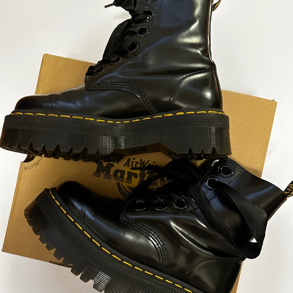DR MARTENS - MOLLY WOMEN'S LEATHER PLATFORM BOOTS